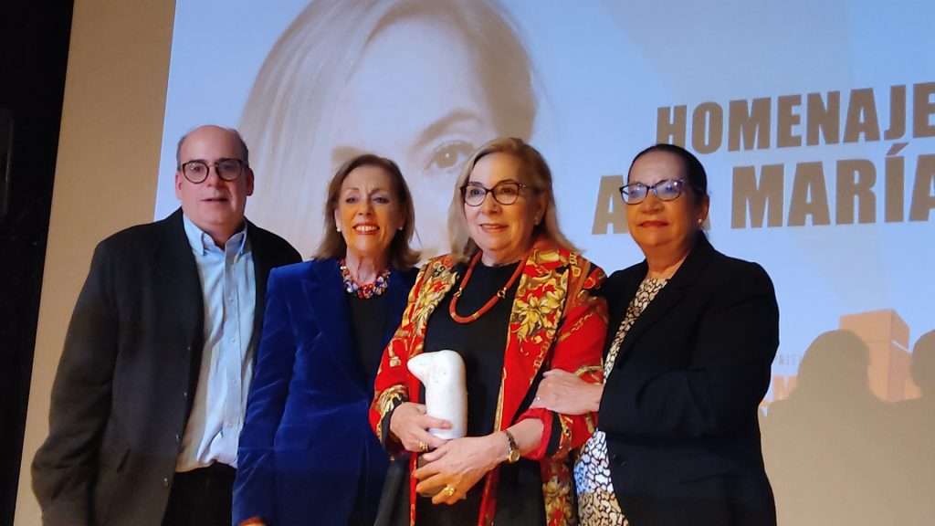Ana María Vidal, acompañada de su hijo y representante, en un homenaje muy especial