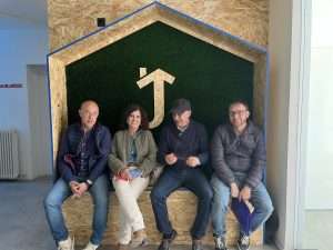 El presidente de la Comarca, Javier Lafuente, junto con el consejero de juventud, Juan Carlos Herrero y los dos técnicos de servicio social de base y juventud, Inma y Rubén, en la entrada de la casa de juventud de Calatayud.